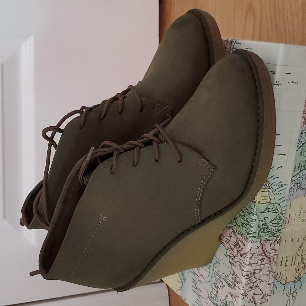 Vegan suede wedge bootie, ladies 9, EUC